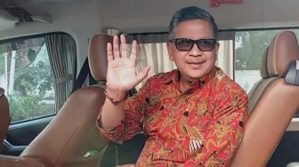 Dokumen yang Dipegang Connie Bakrie Bisa Bongkar Skandal Jokowi? Rocky Gerung: Hasto Siap Perang Apa Saja