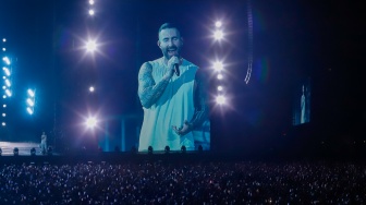 Momen Haru! Adam Levine Minta Dipeluk Penonton di Konser Maroon 5 Jakarta