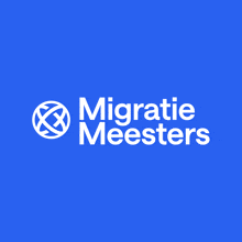 a blue background with the word migratie meesters in white