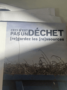 a piece of paper that says ceci n'est pas undachet