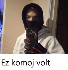 a man taking a picture of himself with the words ez komoj volt below him