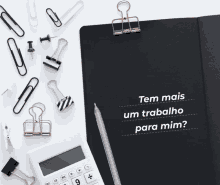 a black notebook with the words tem mais um trabalho para mim on it