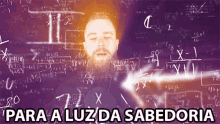 a man with a beard stands in front of a wall of math equations with the words para a luz da sabedoria written below him