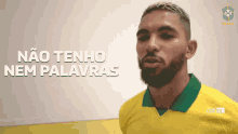 a man in a yellow and green shirt with the words " não tenho nem palavras " on the bottom