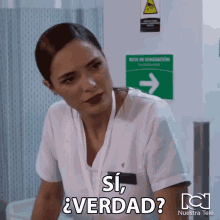 a woman in a white uniform says si verdad in spanish