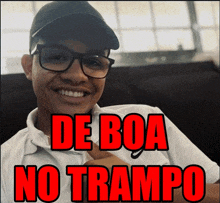 a man wearing glasses and a hat with the words de boa no trampo on the bottom