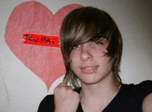 a young man is standing in front of a heart that says " meu pai "