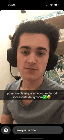 a man wearing headphones has a snapchat on his phone that says poser un classique en ecoutant la rod