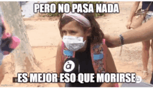 a little girl wearing a mask is talking into a microphone and the caption reads pero no pasa nada es mejor eso que morirse