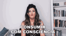 a woman says consumir com conciencia in front of a bookshelf