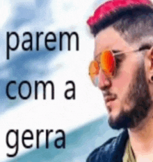 a man with red hair is wearing sunglasses and the words " parem com a garra " are above him .