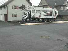 a garbage truck that says wd on the side