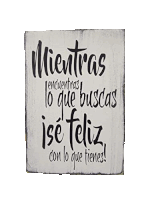 a wooden sign in spanish that says `` mientras encuentras lo que buscas ise feliz con lo que tienes ''