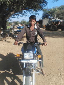 a man sitting on a motorcycle with a license plate that says ' hero ' on it