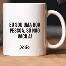 a white coffee mug that says eu sou uma boa pessoa so não vacila