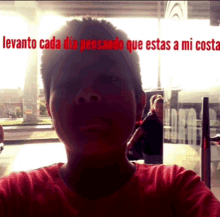 a young man taking a selfie with the words levanto cada dia pensando que estas a mi costa