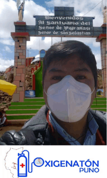 a man wearing a face mask is standing in front of a sign that says bienvenidos