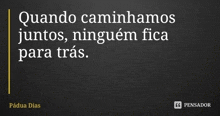 a black background with white text that says quando caminhamos juntos , ninguém fica para tras .