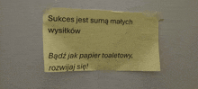 a yellow piece of paper that says sukces jest suma matych wysitkow bądź jak papier toaletowy rozwijaj się