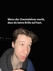 a young man making a funny face with the words wenn der chemielehrer mert dass du keine brille auf hast