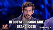 a man speaking into a microphone with the words in due si possono fare grandi cose written below him