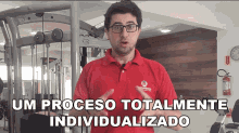 a man wearing glasses and a red shirt that says um proceso totalmente individualizado