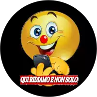 a smiley face with a red nose is holding a cell phone and the words " qui ridiamo e non solo " are below it