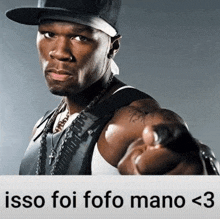 a man wearing a hat is pointing at the camera with the text isso foi fofo mano < 3