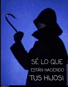 a silhouette of a person holding a hook with the words se lo que estan haciendo tus hijos