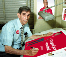 an older man is sitting at a desk with a red sign that says cheguei pra regenhal