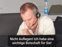 a man wearing headphones and a microphone says nicht auflegen ich habe eine wichtige botschaft fur sie