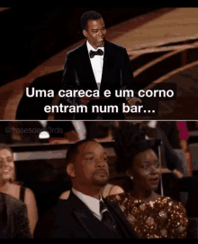 a man in a tuxedo stands in front of a crowd and says uma careca e um corno entram num bar ...