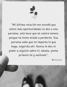 a person is holding a piece of paper that says " mi ultima relación me enseñó que entre mas oportunidades