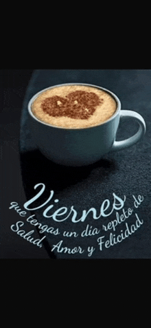 a cup of coffee with a heart shaped foam and the words viernes que tengas un dia repletos de salud amor y felicidad