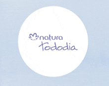 a white circle with the words natura tododia written on it