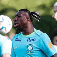 a soccer player wearing a blue shirt with the word itau on it .