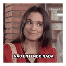 a woman in a red jacket says não entendo nada in a foreign language