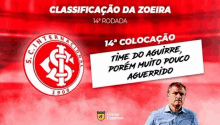 a man in a blue shirt is standing in front of a red background with a sign that says " classificacao da zoeira "