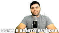 a man talking into a microphone with the words como e bonito estudar written below him