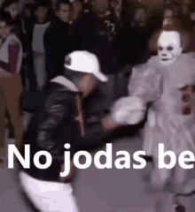 a man in a white hat stands next to a clown with the words " no jodas be " written on the bottom