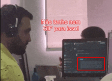 a man wearing headphones sits in front of a laptop with the words não tenho nem gif para isso above him