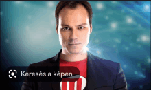 a man in a suit and a red shirt stands in front of a blue background with the words kereses a kepen