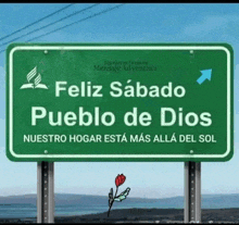 a green sign that says " feliz sabado pueblo de dios "