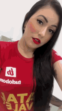 a woman wearing a red t-shirt that says modobud