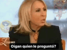 a woman in a black suit is talking in spanish and says oigan quien le pregunto