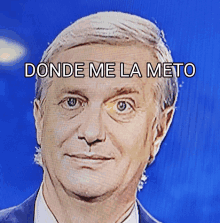 a close up of a man 's face with the words " donde me la meto " above it