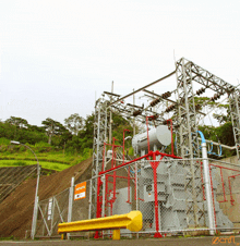 a large transformer is behind a fence with a sign that says " advertencia " on it