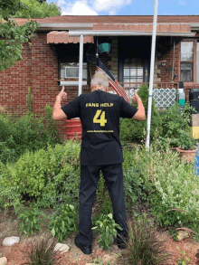 a man wearing a black shirt that says fans help