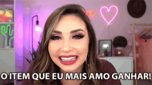 a woman says o item que eu mais amo ganhar while smiling