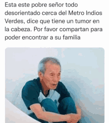 an older man is sitting in a bathtub with his legs crossed and a caption in spanish